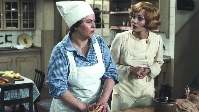 Laura og Maude i køkkenet i "Matador"
