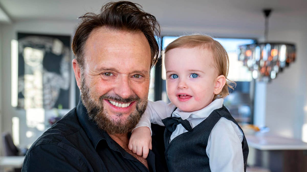 Dennis Knudsen og lille Lucas. 