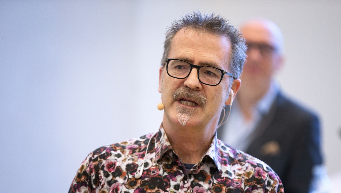Adrian Hughes er vært på P1-programmet "Klog på sprog", hvor 'Årets ord 2021' blev kåret. 