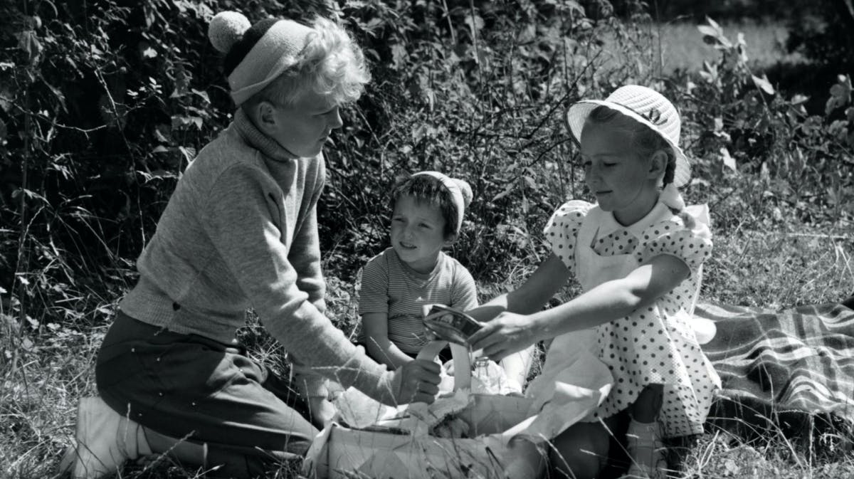 Otto Møller Jensen som Ole, Ole Neumann som Lille Per og Rudi Hansen som Mie i Alice O'Fredericks familiefilm 'Far til fire' fra 1953. 