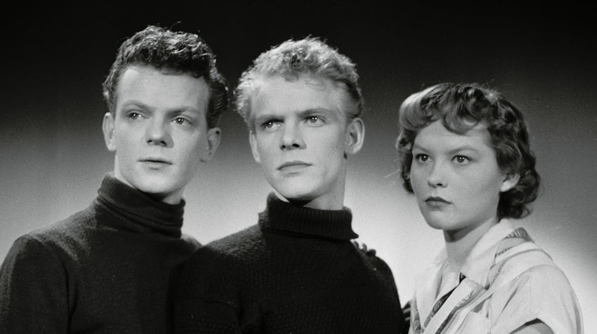 I "Flintesønnerne" spillede Ebbe Langberg og Ib Mossin tvillingerne Martin og Viggo, mens Hanne WintherJørgensen havde rollen som Karen, som begge drenge var forelskede i. 