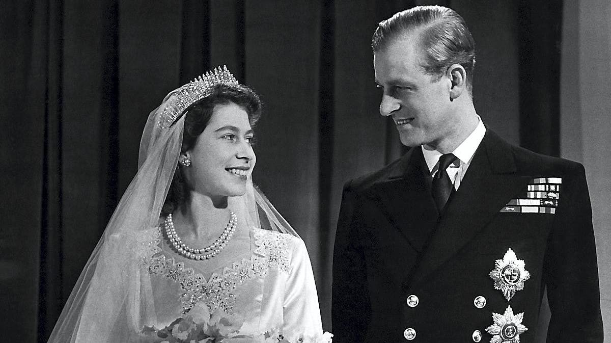 Offentligheden har fået glæde af hidtil hemmeligholdt videomateriale fra dronning Elizabeths bryllupsdag.