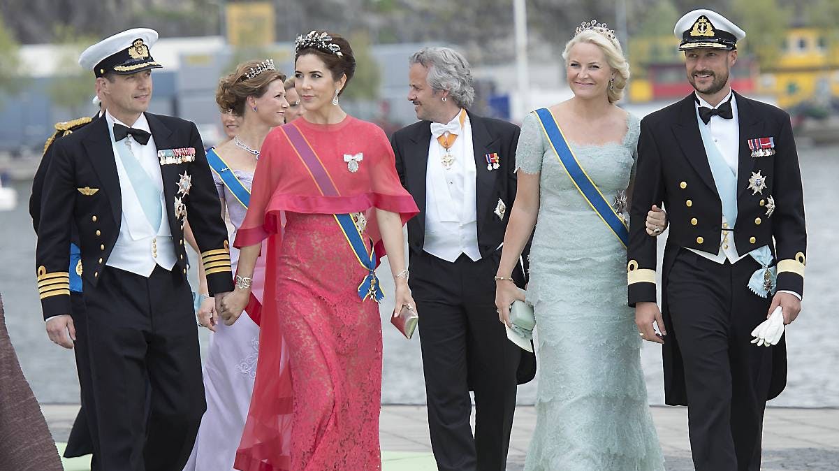 Kronprins Frederik, kronprinsesse Mary, kronprinsesse Mette-Marit, kronprins Haakon og i baggrunden prinsesse Märtha Louise og Ari Behn ved prinsesse Madeleine og Chris O'Neills bryllup i juni 2013 i Stockholm.