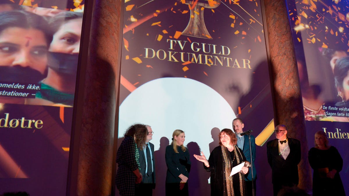 Leslee Udwin omgivet af nogle af folkene bag dokumentaren "Indiens døtre".