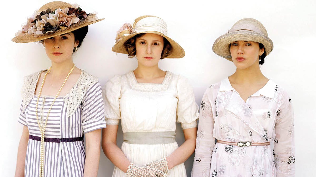 Lady Mary Crawley, spillet af Michelle Dockery, Lady Edith Crawley, spillet af Laura Carmichael og Lady Sybil Crawley, spillet af Jessica Brown Findlay.