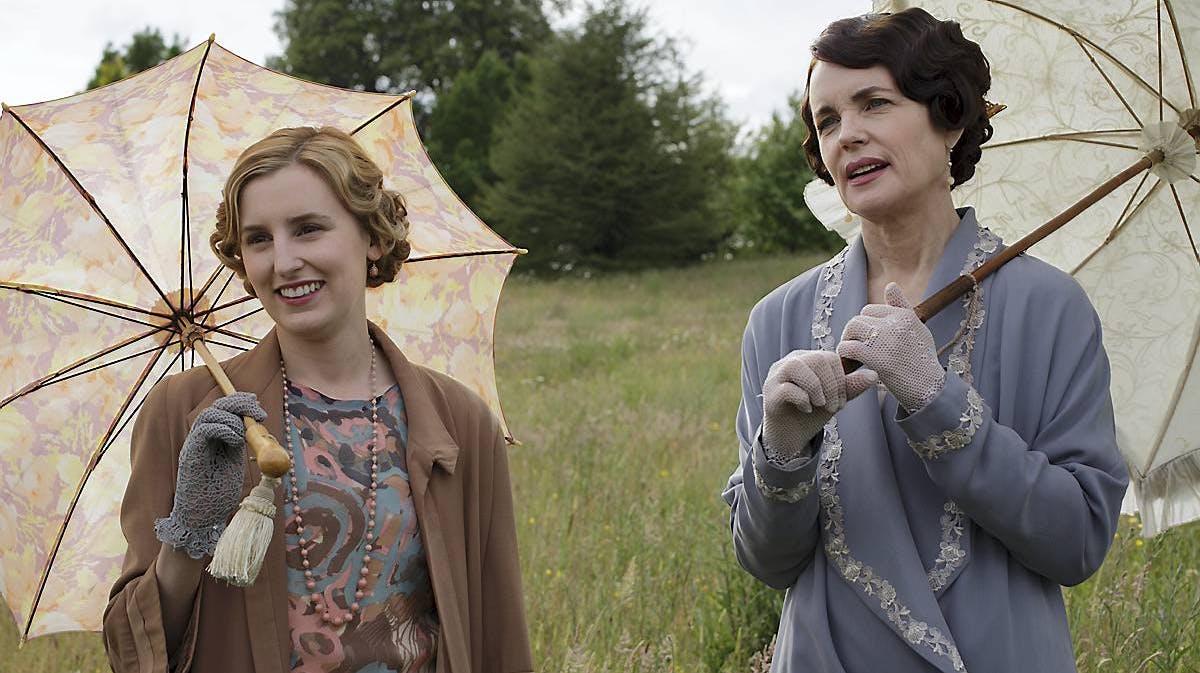 Laura Carmichael som lady Edith og Elizabeth McGovern som Cora Crawley i "Downton Abbey".