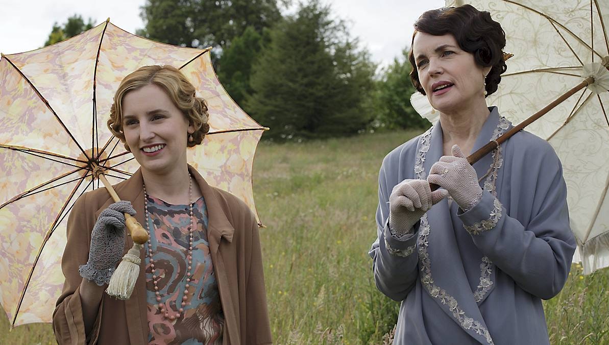 Laura Carmichael som lady Edith og Elizabeth McGovern som Cora Crawley i "Downton Abbey".