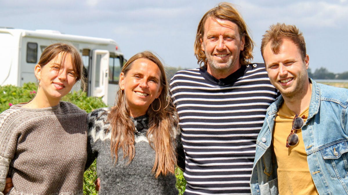 Anne Hjernøe med datteren Camille og Anders Agger med sønnen Rasmus.