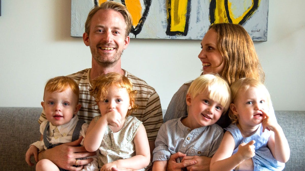 Anders, Maria og børnene Filip, Iben, Mikael og Agnes fra "Tillykke, I skal have trillinger!"