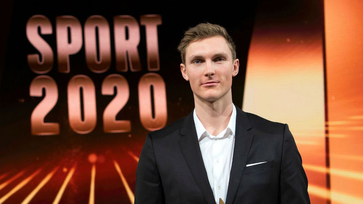 Viktor Axelsen på scenen under DRs sportsshow. 