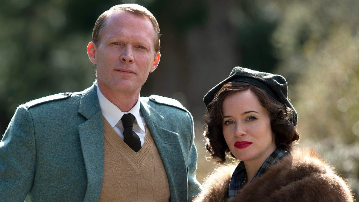 Paul Bettany og Claire Foy i serien "A Very British Scandal". 