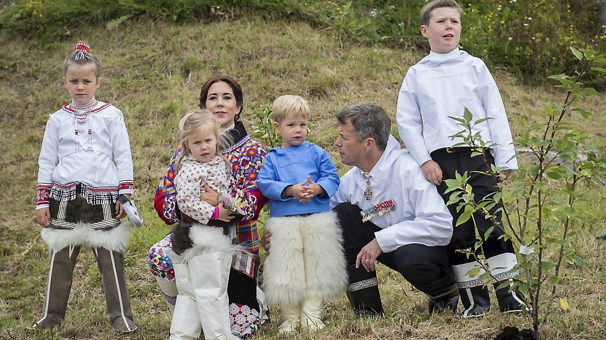 Kronprinsparret og deres fire børn i Qaqortoq.