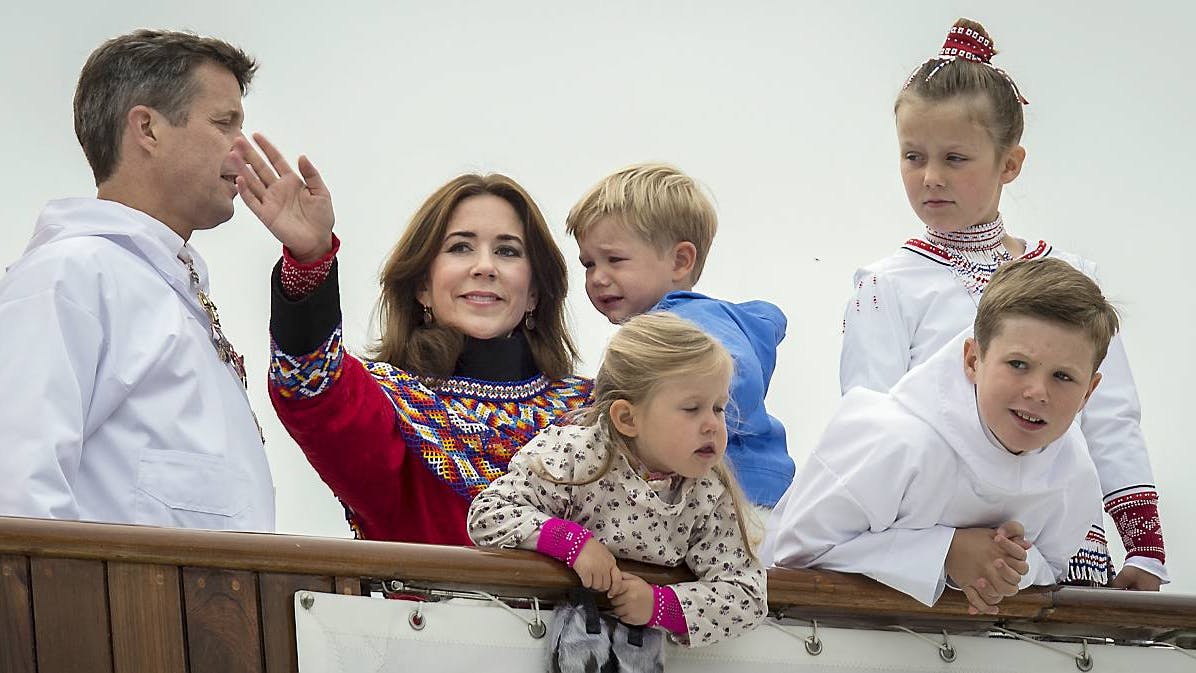 Kronprinsparret og børnene i Qaqortoq.