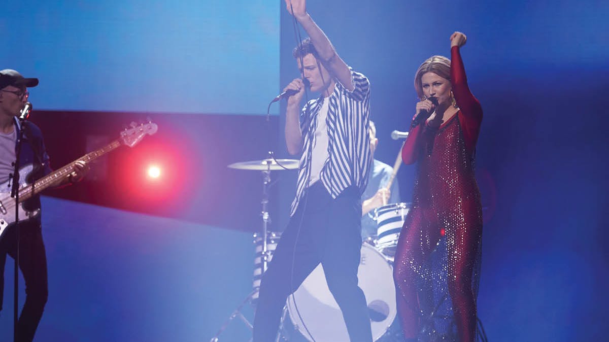 Alphabeat i "X Factor" 2019 - bassist Anders Reinholt ses yderst til venstre.