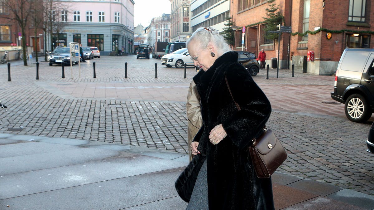 Dronning Margrethe på vej ind til søndagens højmesse i Aarhus Domkirke.