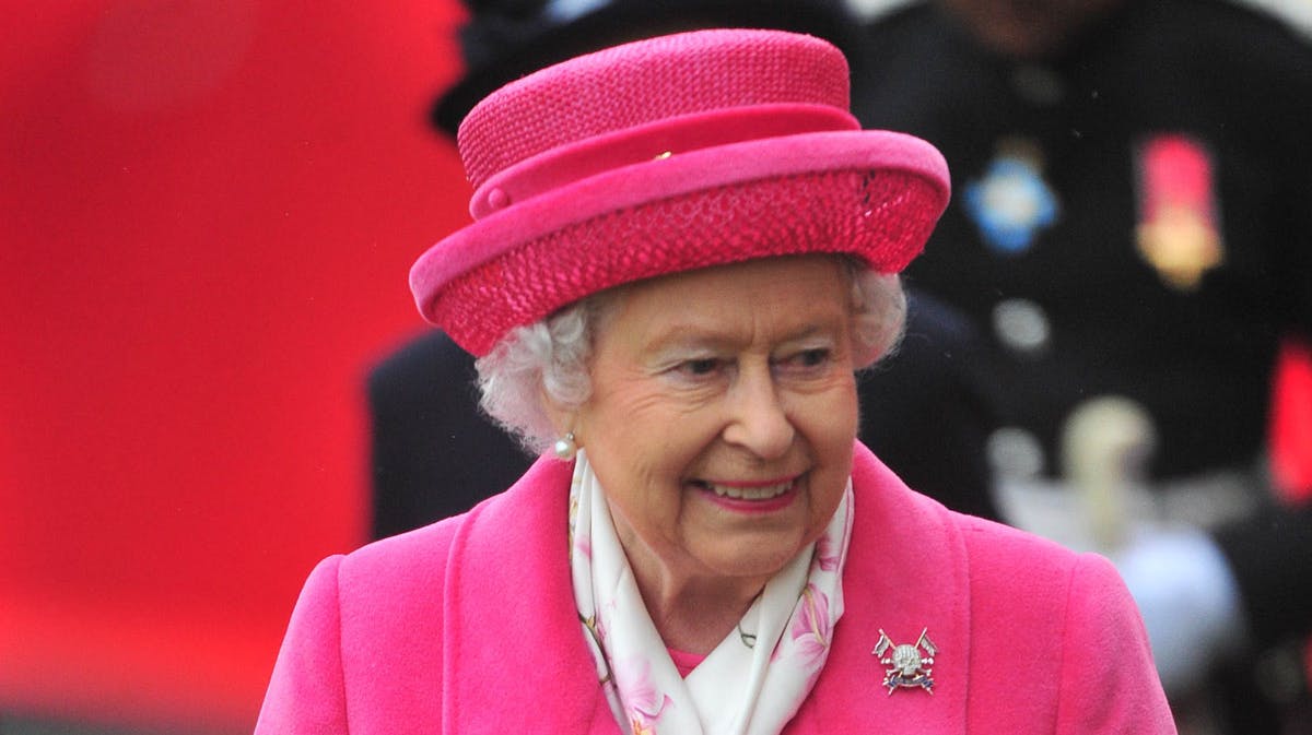 En tydelig glad dronning Elizabeth