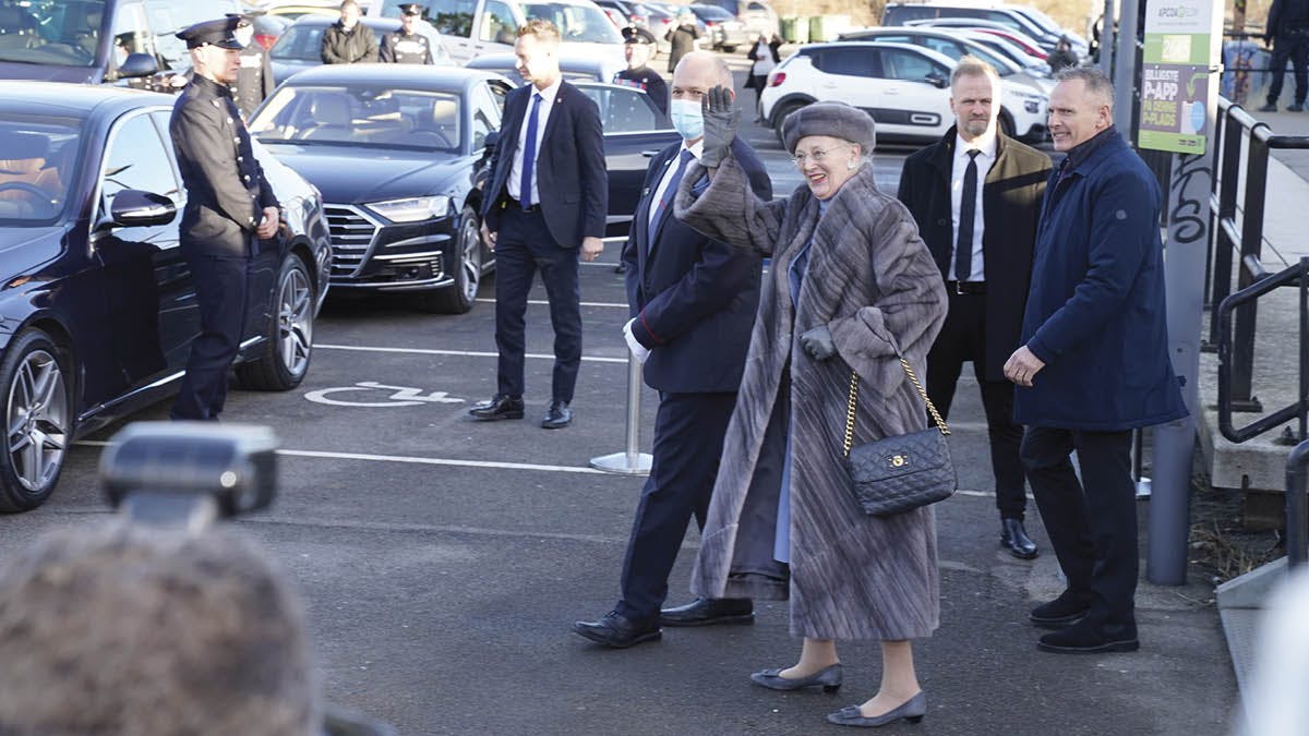 Dronning Margrethe ankommer til Roskilde Station.