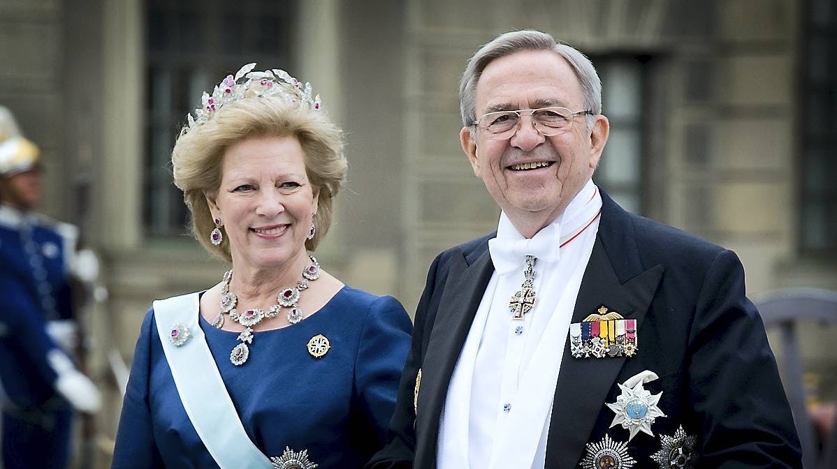 Dronning Anne-Marie og kong Konstantin fotograferet til kronprinsesse Victoria og prins Daniels bryllup i 2010.