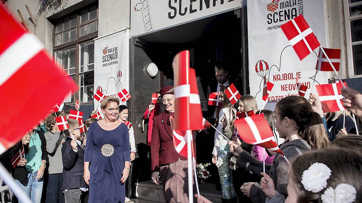 Dronning Margrethe besøger et børneteater i Zagreb.