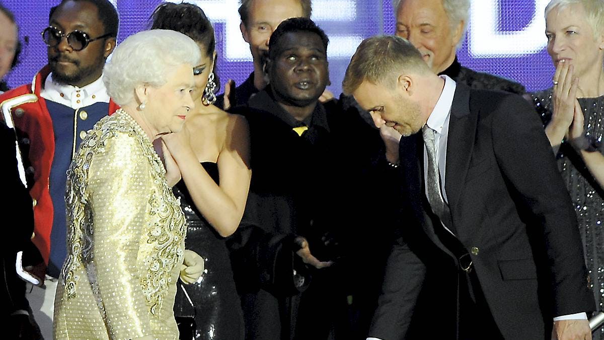 Dronning Elizabeth mødte sangeren Gary Barlow i 2012.