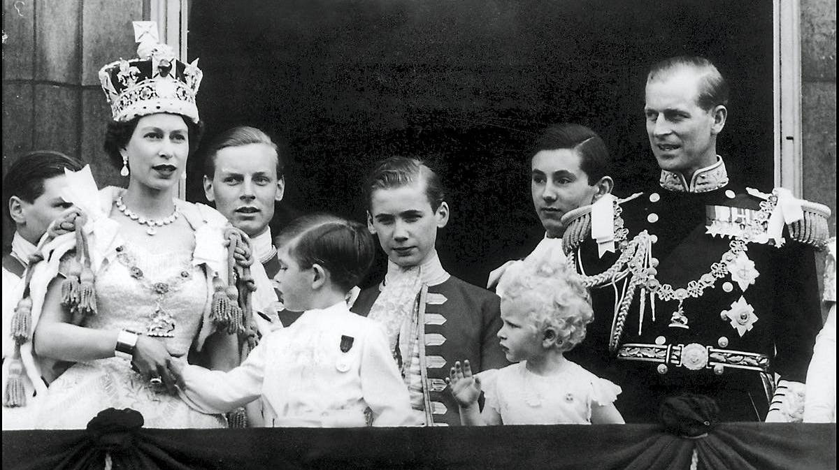 Dronning Elizabeth, prins Philip og børnene prins Charles og prinsesse Anne ved kroningen i 1953.
