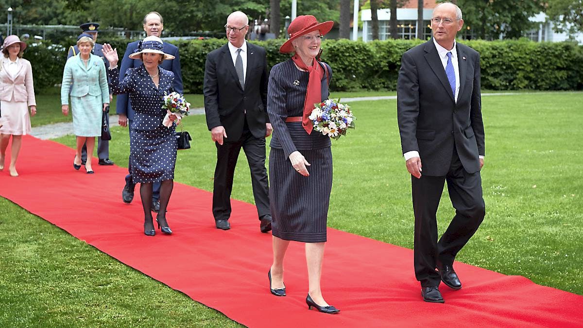 Dronning Margrethe og dronning Sonja til festmøde på Schæffergården i Gentofte.