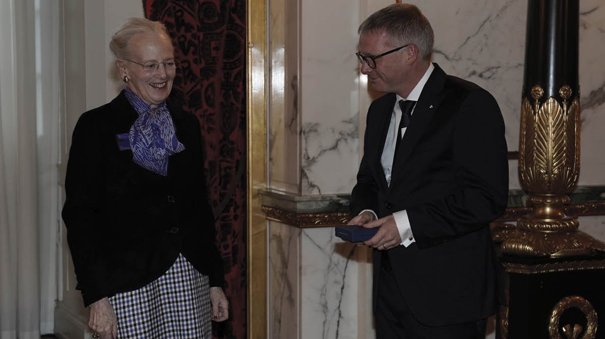 Dronning Margrethe uddeler Ebbe Munck-prisen 2021 til Jeppe Tranholm-Mikkelsen.