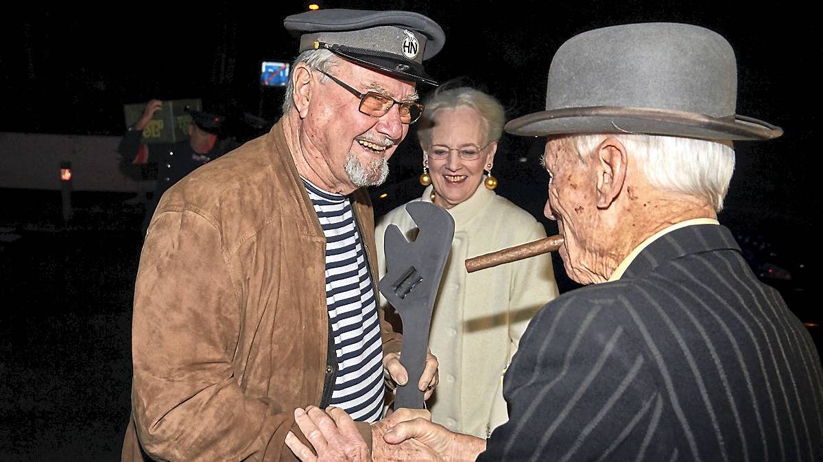Prins Henrik og dronning Margrethe ved ankomsten til deres private nytårsfest med vennerne den 31. december 2016.
