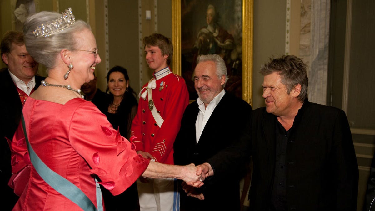 Dronning Margrethe hilser på Brødrene Olsen