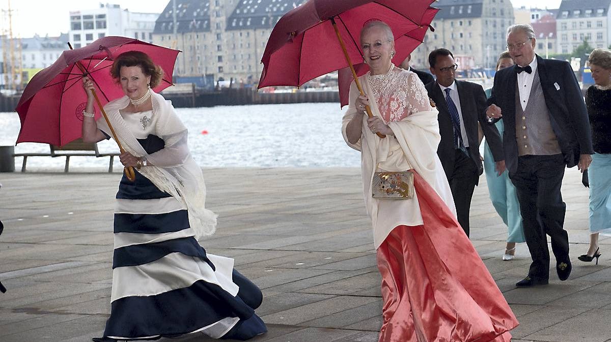 Dronning Sonja og dronning Margrethe ankommer til Operaen.