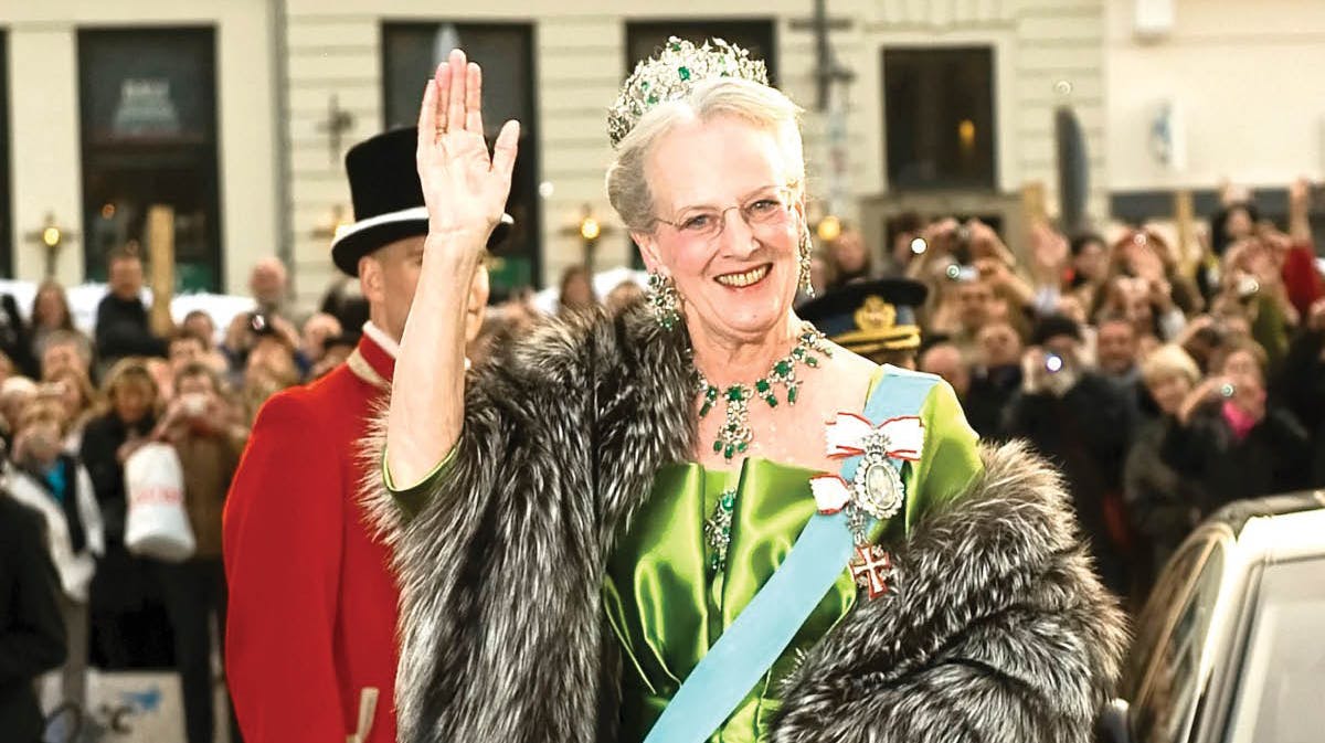 Dronning Margrethe ankommer til gallaforestilling på Det Kongelige Teater i anledning af sin 70-års fødselsdag.