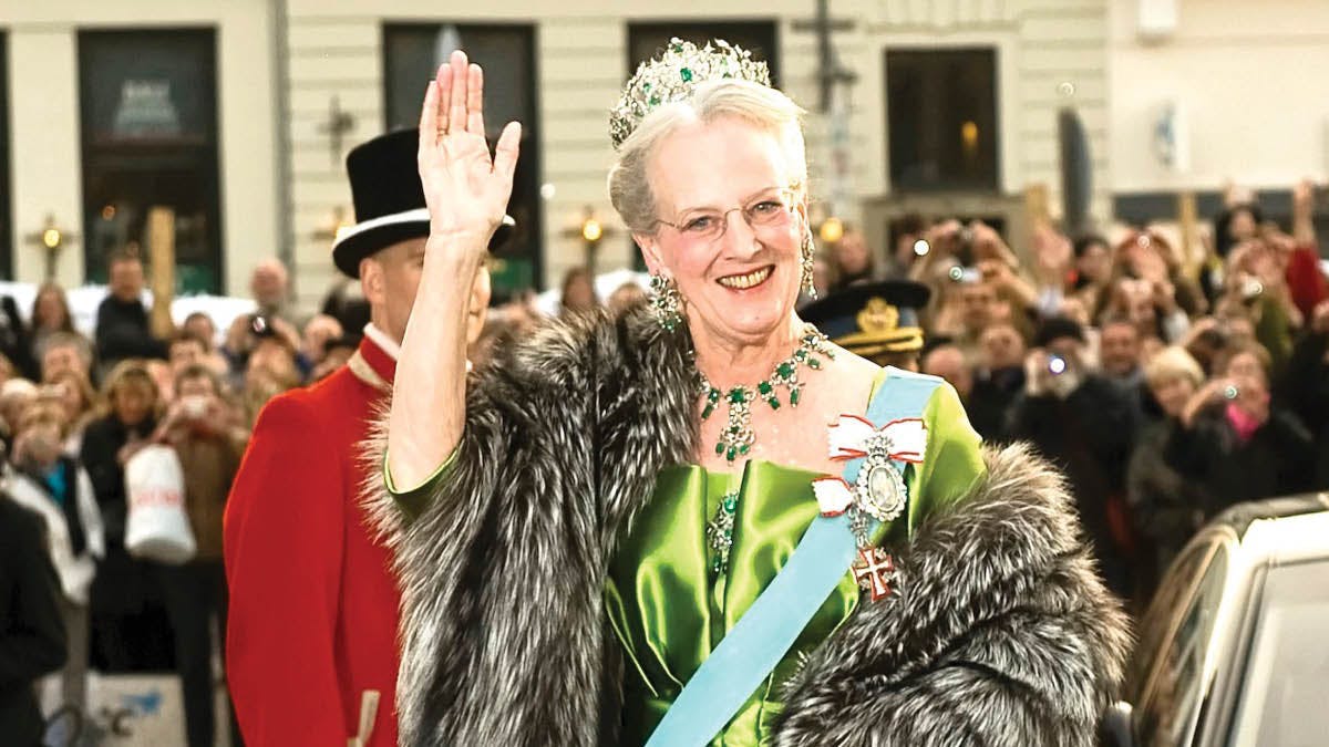 Dronning Margrethe ankommer til gallaforestilling på Det Kongelige Teater i anledning af sin 70-års fødselsdag.