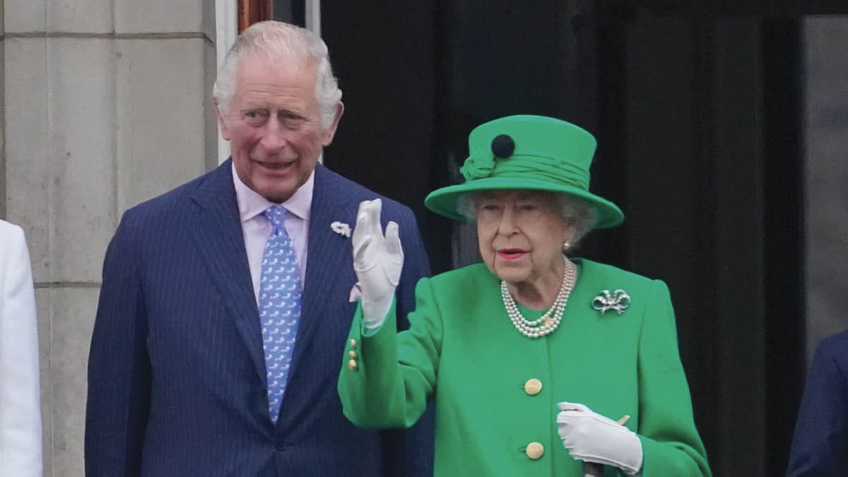 Prins Charles og dronning Elizabeth.