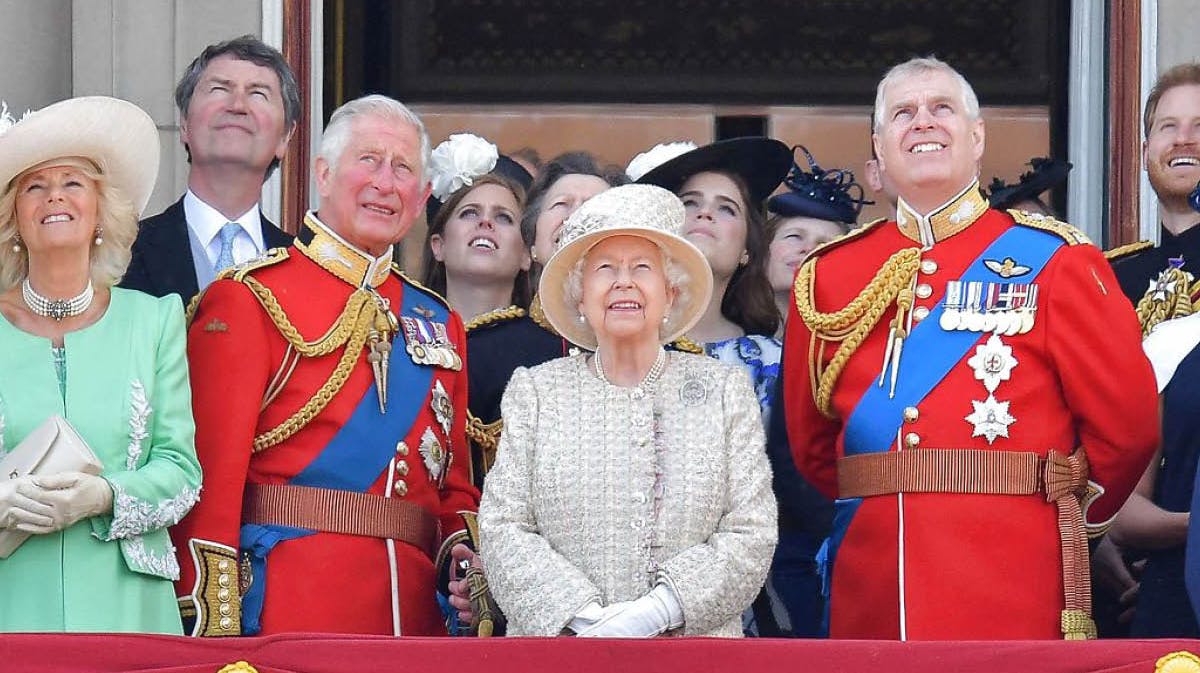 Dronning Elizabeth og familien til "Trooping The Colour". 