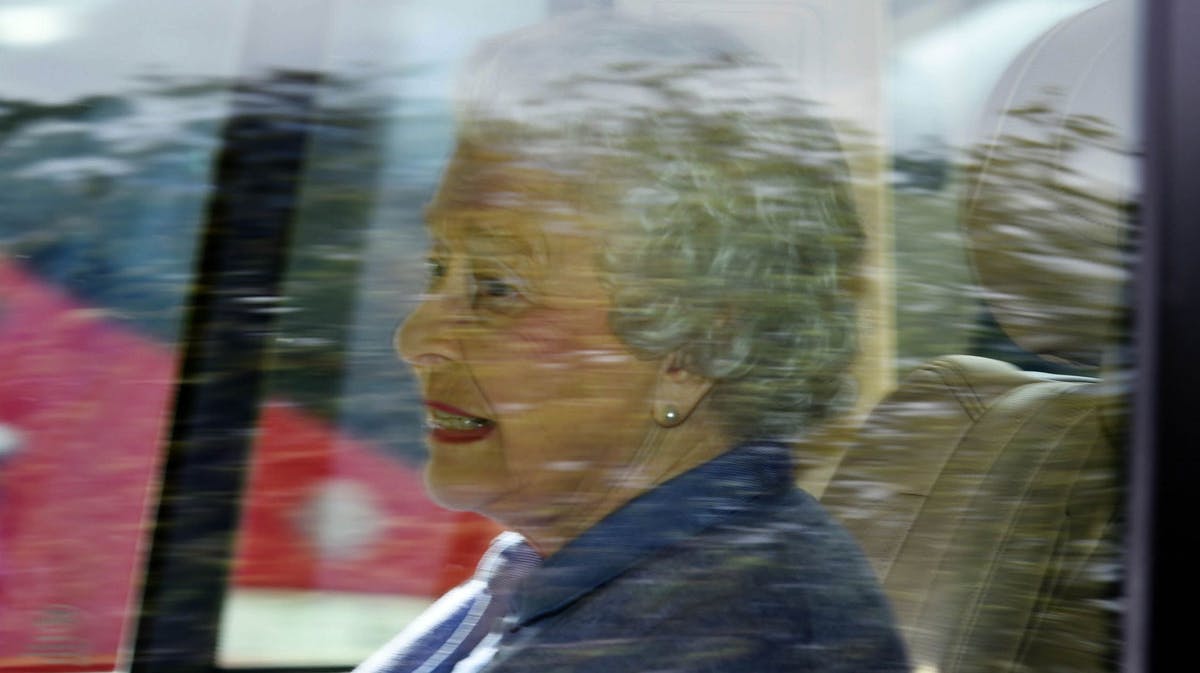 Dronning Elizabeth på vej på barselsvisit