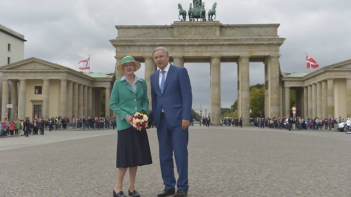 Dronning Margrethe besøger Brandenburger Tor i Berlin.