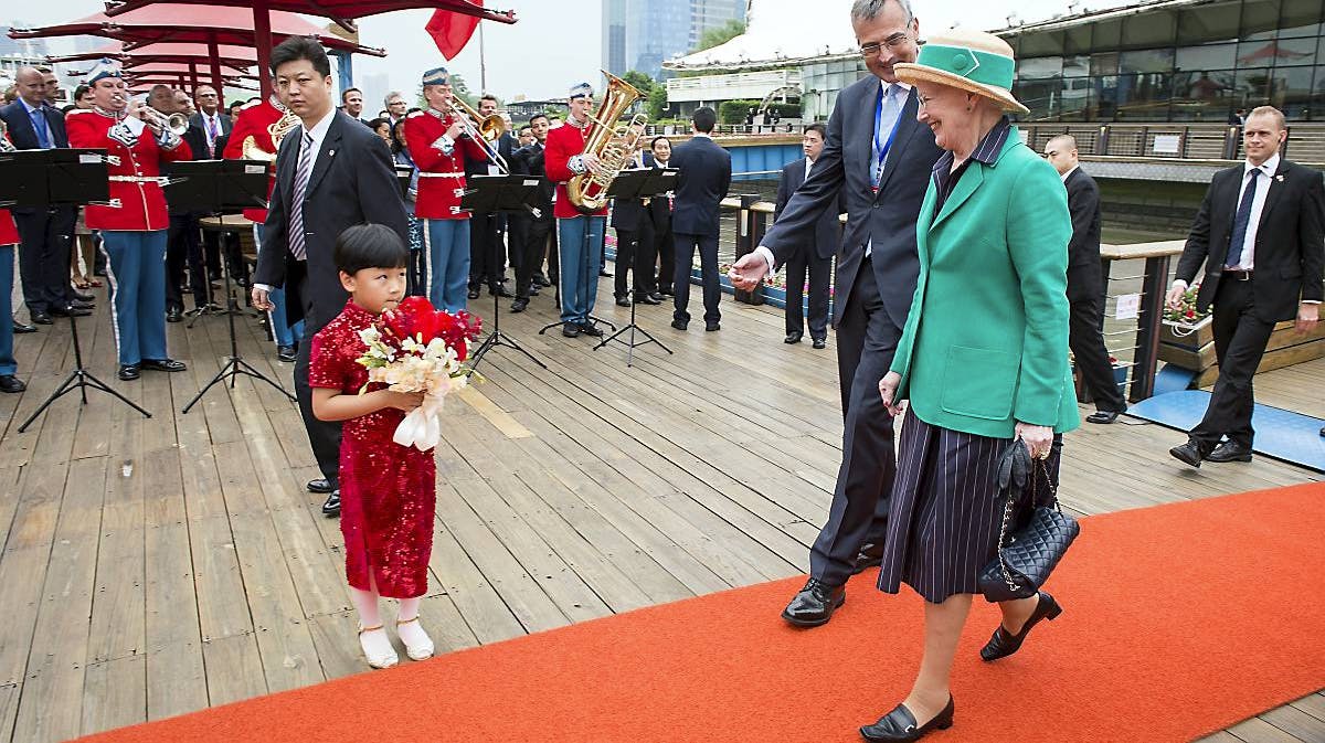 Dronning Margrethe besøger Kina sammen med prins Henrik.