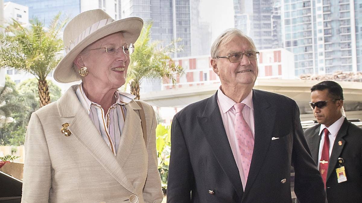 Dronning Margrethe og prins Henrik ankommer til hotellet i Jakarta