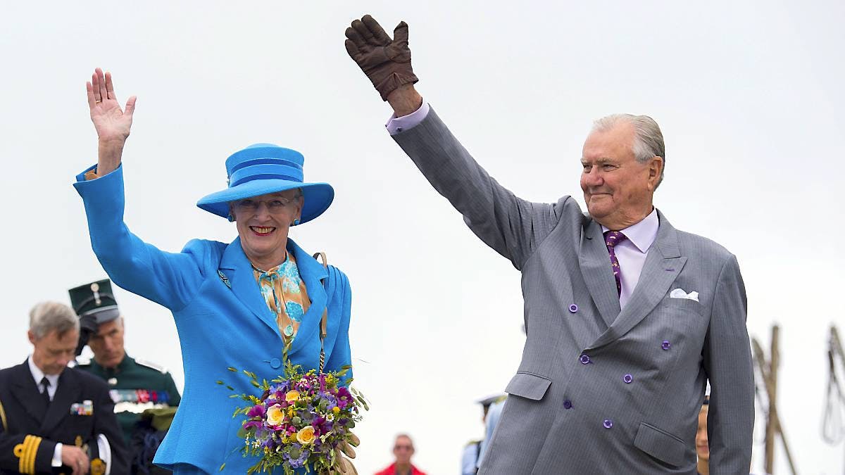 Dronning Margrethe og prins Henrik begynder årets sidste sommertogt i Ebeltoft.
