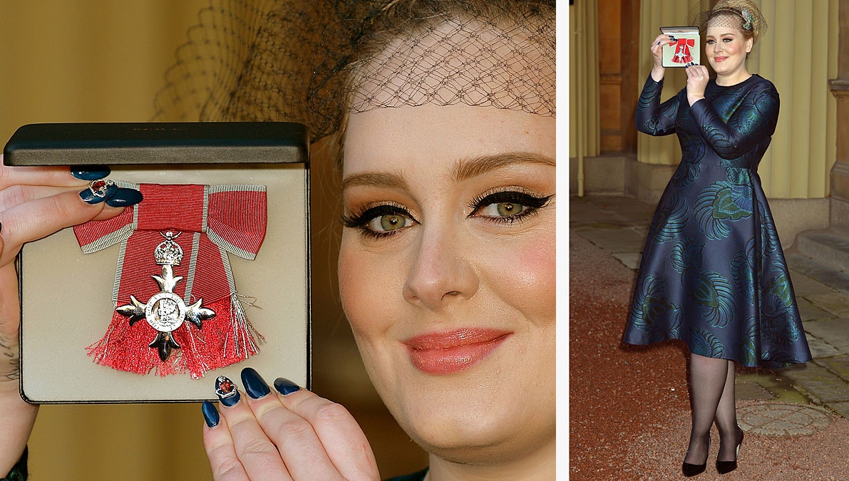 Stolt Adele med sin fornemme MBE-pris