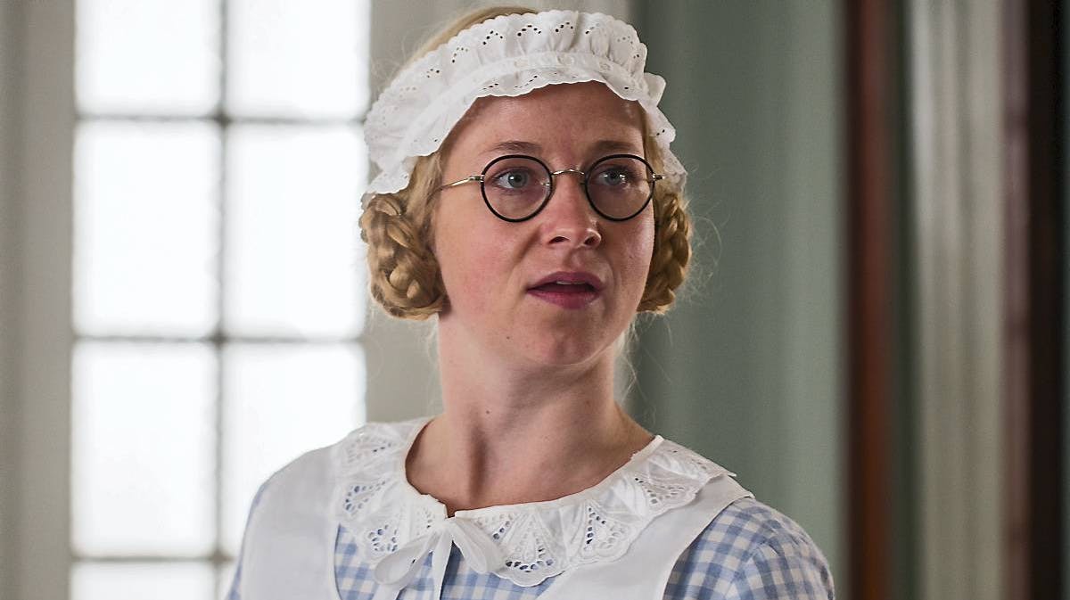 Ulla Vejby Kristensen som stuepigen Edith i "Badehotellet".