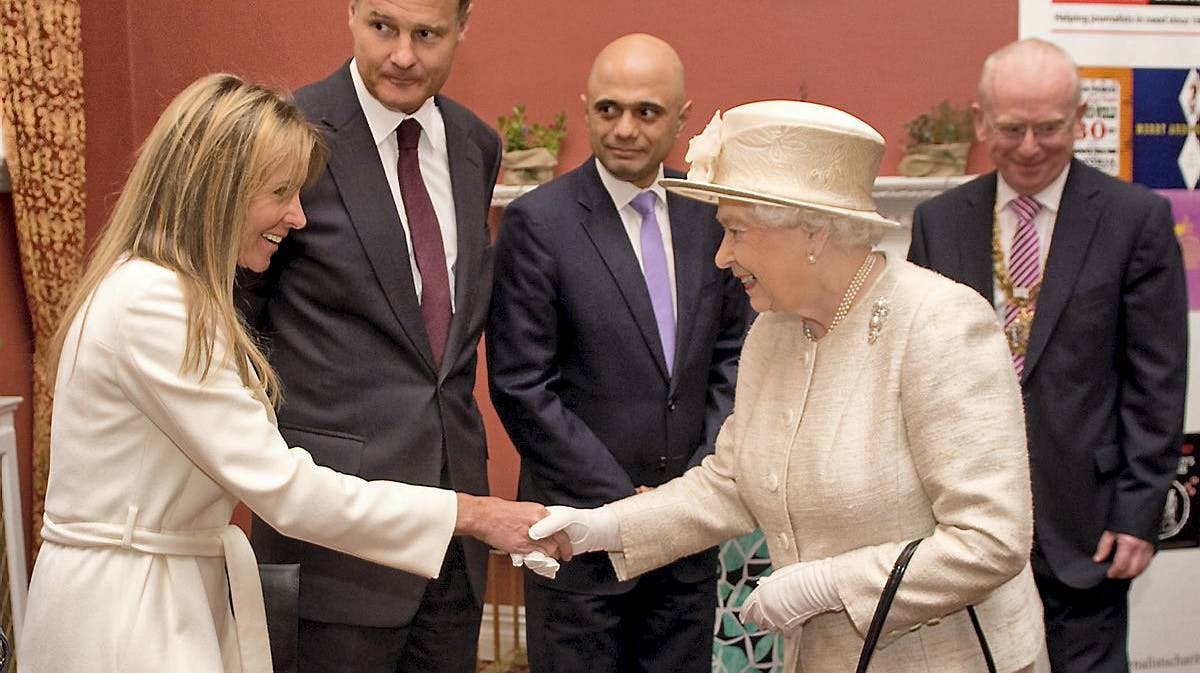 Dronning Elizabeth hilser på Lady Rothermere ved Journalists' Charity Reception.