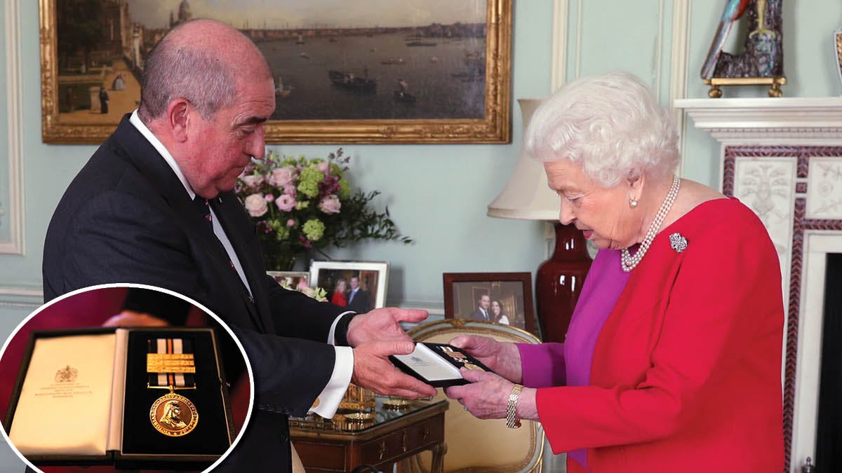 Dronning Elizabeth og professor Mark Compton.