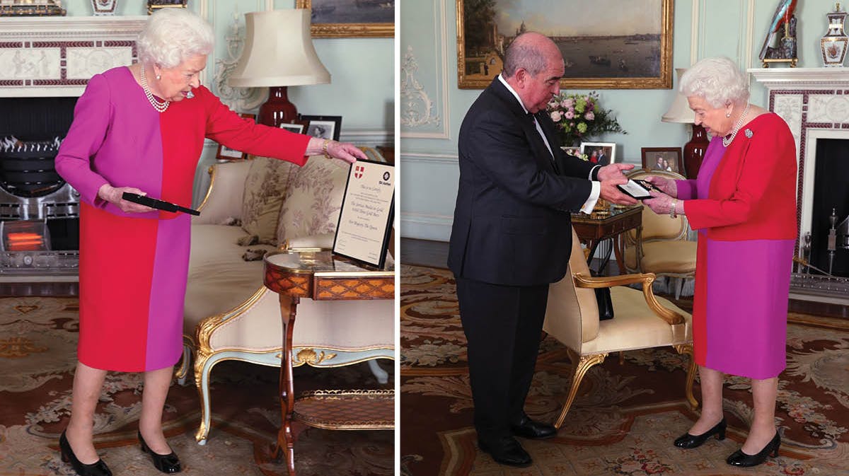 Dronning Elizabeth og professor Mark Compton.