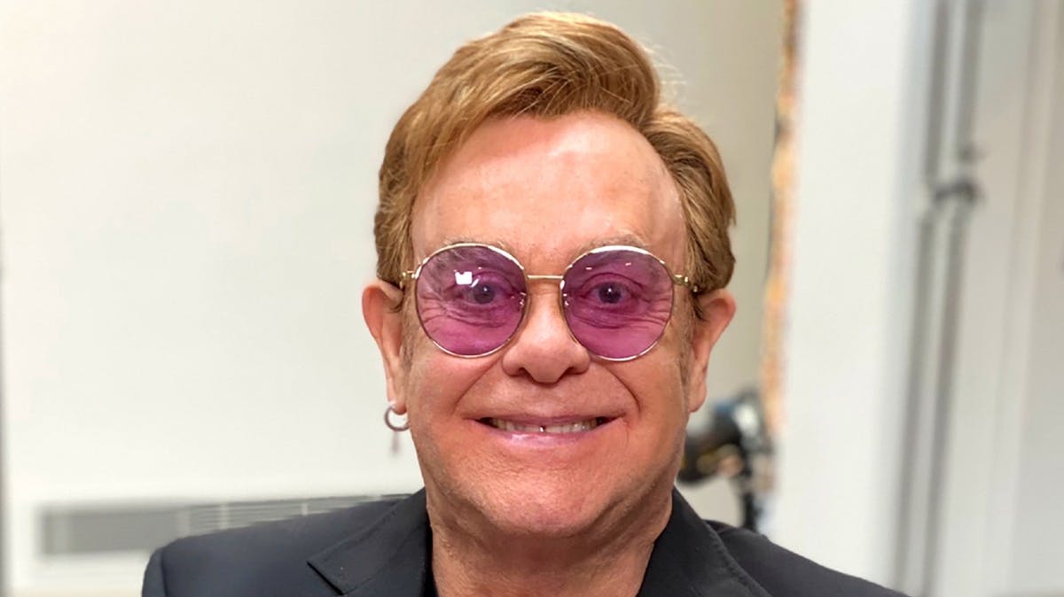 https://imgix.billedbladet.dk/media/article/elton_stor_beskaaret.jpg