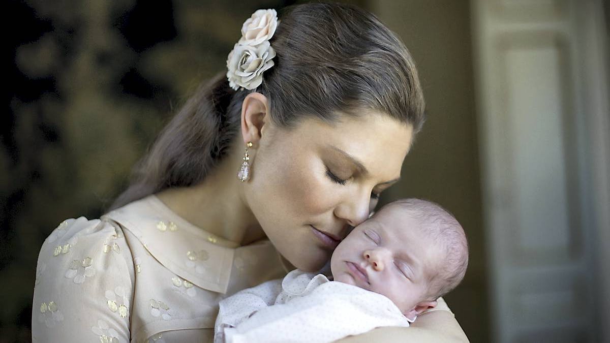 Kronprinsesse Victoria med en nyfødt prinsesse Estelle.