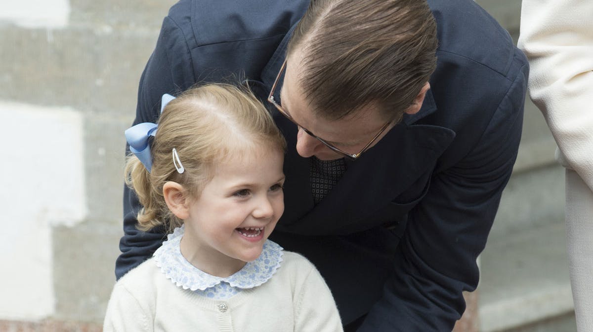 Prins Daniel med datteren, prinsesse Estelle. 