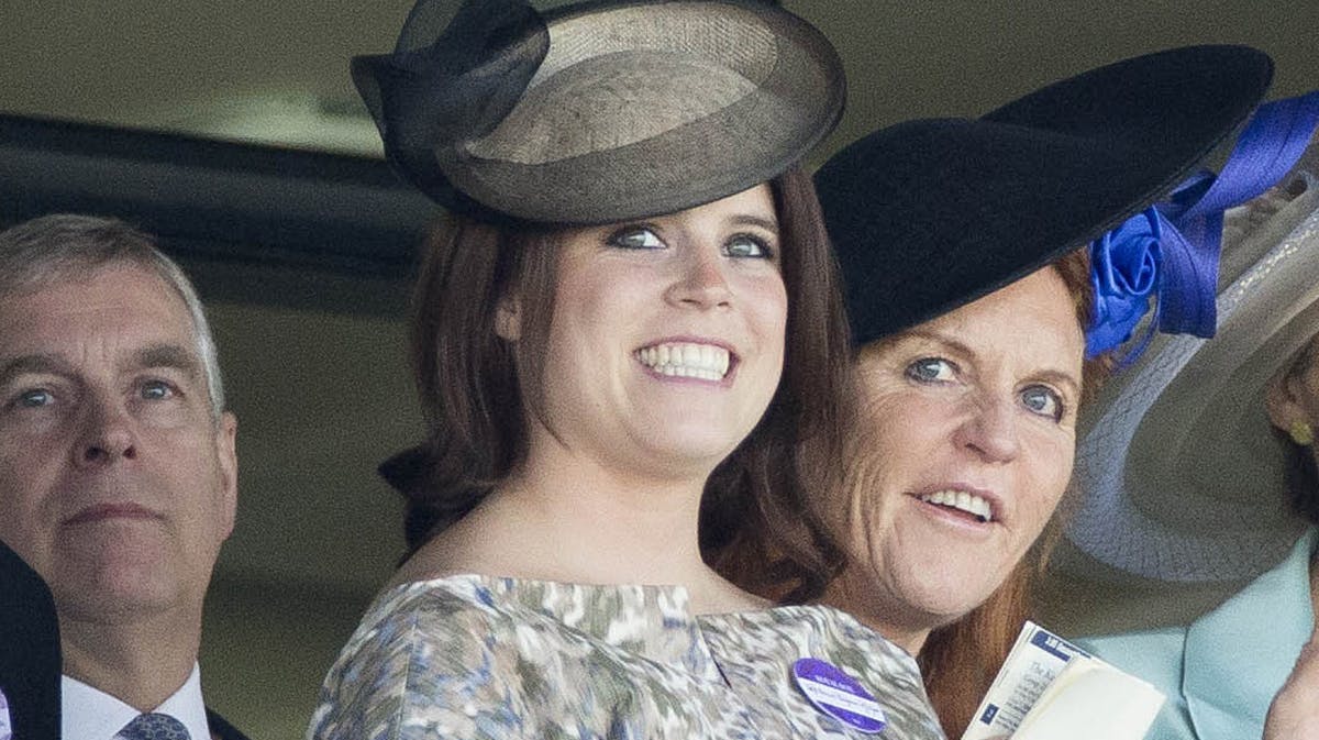 Prinsesse Eugenie i højt humør til Royal Ascot med sin mor, hertuginde Sarah af York.