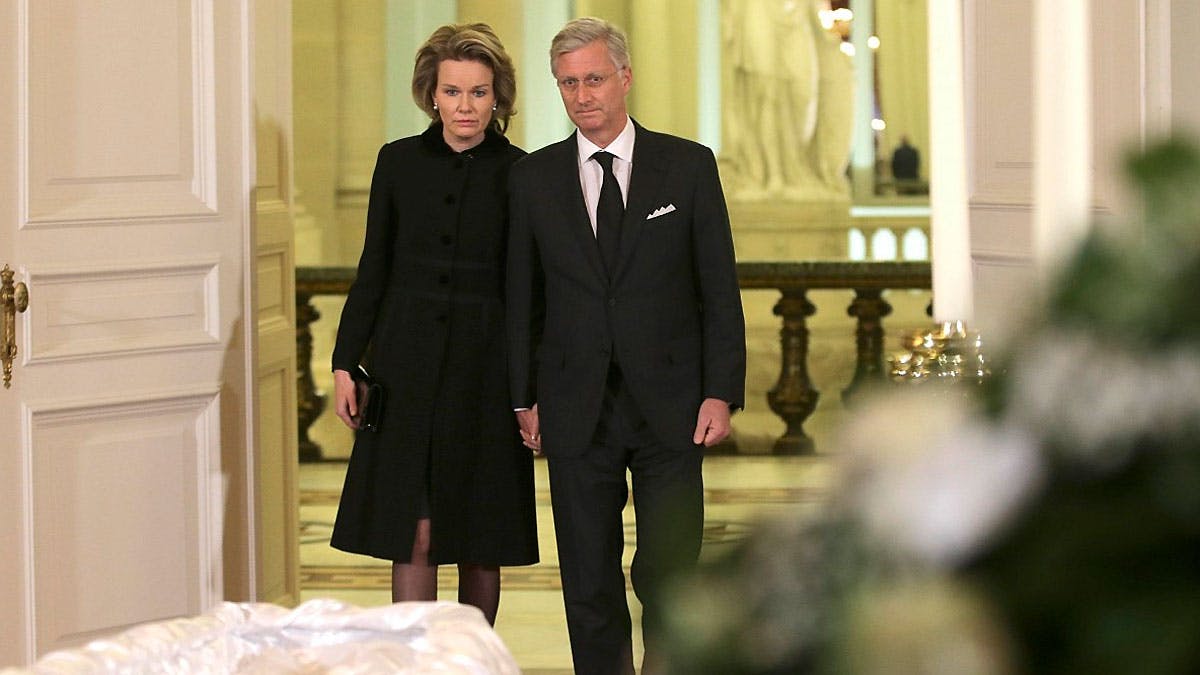 Dronning Mathilde og Kong Philippe støtter hinanden, da de viser Dronning Fabiola den sidste respekt ved hendes åbne kiste på Palais Royal de Bruxelles