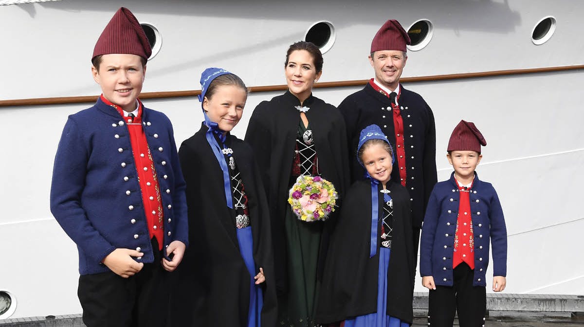 Mary, Frederik og børnene ankommer til Thorshavn&nbsp;